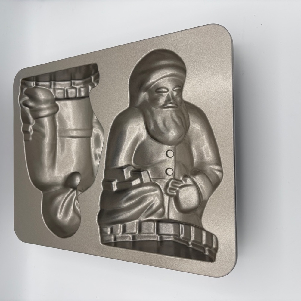 Nordic Ware Vintage Santa Claus 3D Cake Pan Christmas Mold